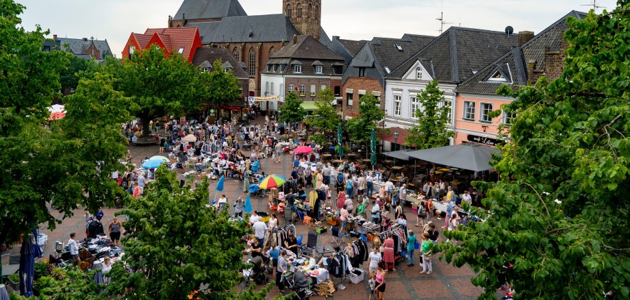 Marktplatz mit Marktständen